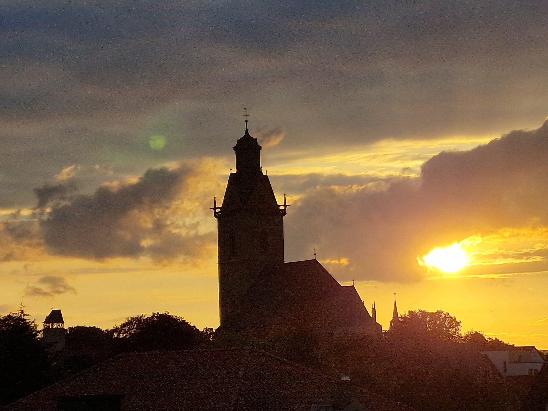 Ferienhaus Einrichtung mit Tisch und Sessel ein schöner Bilck in den blauen Himmel
